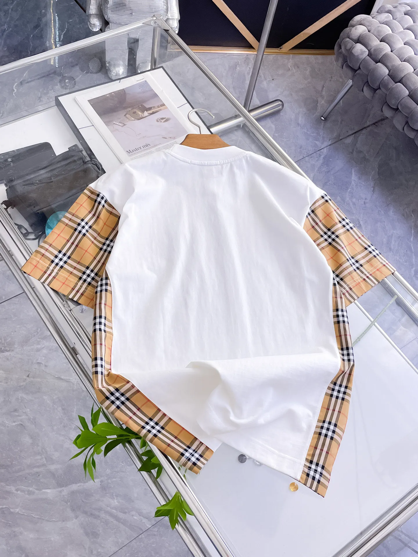Burberry's high-end top-quality products 🐮2026 Spring and Summer New Arrival first counter, the latest New Arrival short-sleeved round neck T-shirt Premium customized design, avant-garde and fashionable! Brand logo heavy craftsmanship design Premium customized 260g fabric. Soft to the touch. Comfortable to wear. Counter-level exquisite stitching. Fine workmanship. The upper body effect is incomparably handsome! A must-have item for men and women with the same style! Sizes: S~XXL When placing an order, please state your height and weight. The maximum wearing size is 210 pounds (one size larger)